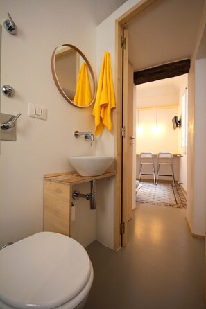 Haartrockner, Handtücher, Seife, Shampoo