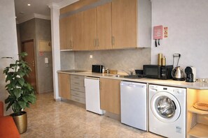 Fridge, microwave, stovetop, coffee/tea maker - Apt in condominium with pool and magnificent sea view, ideal for families (Ericeira)
