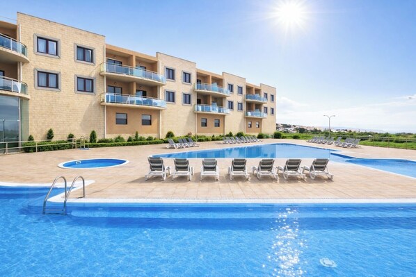 Outdoor pool - Apt in condominium with pool and magnificent sea view, ideal for families (Ericeira)