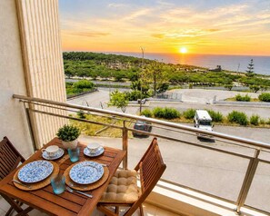Outdoor dining - Apt in condominium with pool and magnificent sea view, ideal for families (Ericeira)