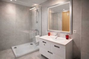 Shower, hair dryer, bidet, towels