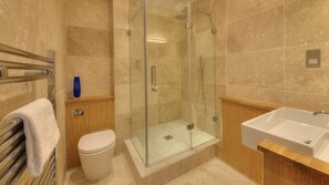 Dusche, Haartrockner, Handtücher, Toilettenpapier