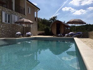 Una piscina al aire libre, una piscina climatizada