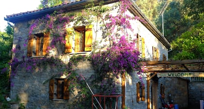 Hermosa villa de piedra en Milina, zona tranquila, cerca del paseo marítimo.