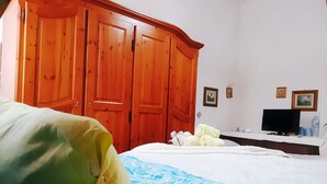 1 غرفة نوم ومكواة/لوح كي وخدمة الإنت رنت وملاءات أسرّة