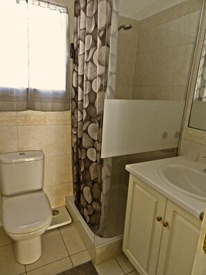 Shower, hair dryer, towels - T3 cap edge of Antibes 100 meters from the beach (Antibes)