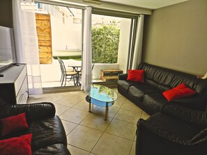 Televisie, een dvd-speler, boeken en een filmbibliotheek