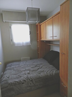 2 slaapkamers, een strijkplank/strijkijzer, internet, beddengoed