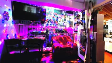 Smart TV, reproductor de DVD, libros y biblioteca musical