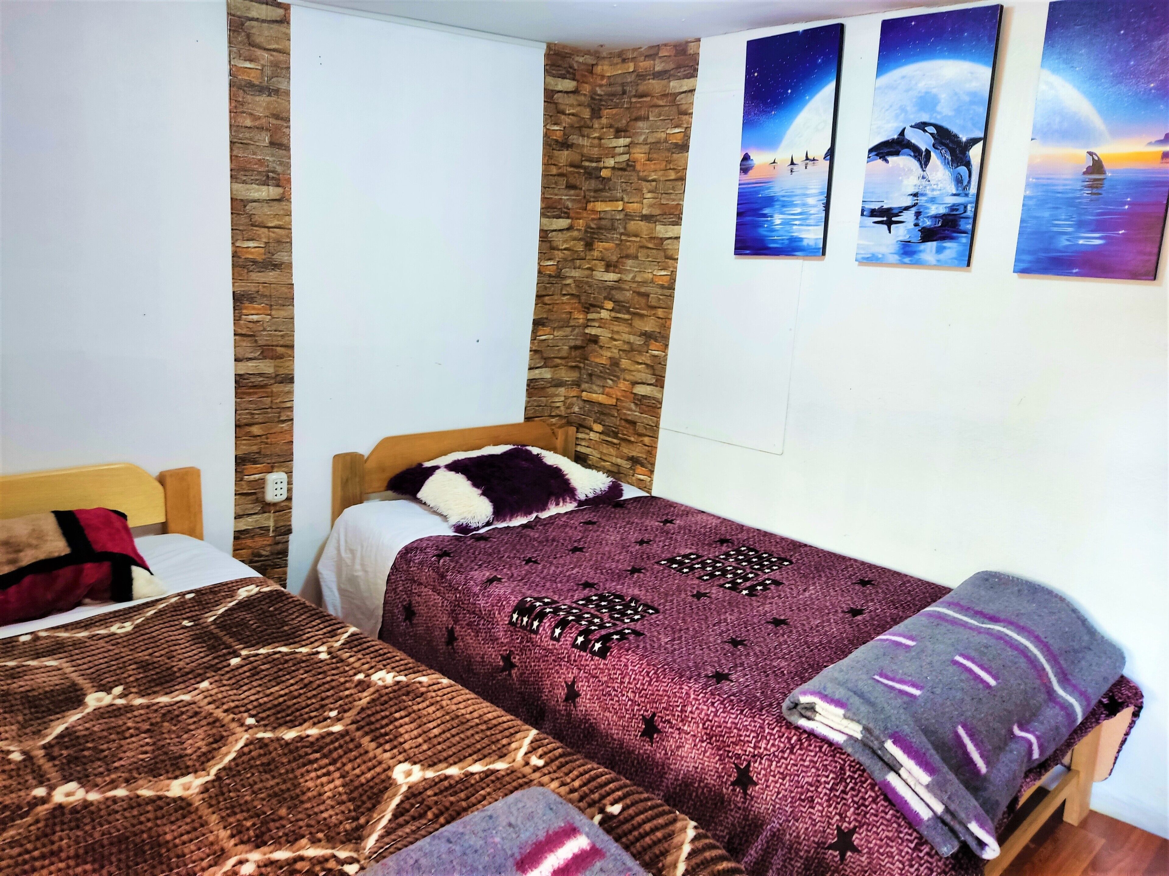 5 habitaciones, tabla de planchar con plancha, wifi y ropa de cama 