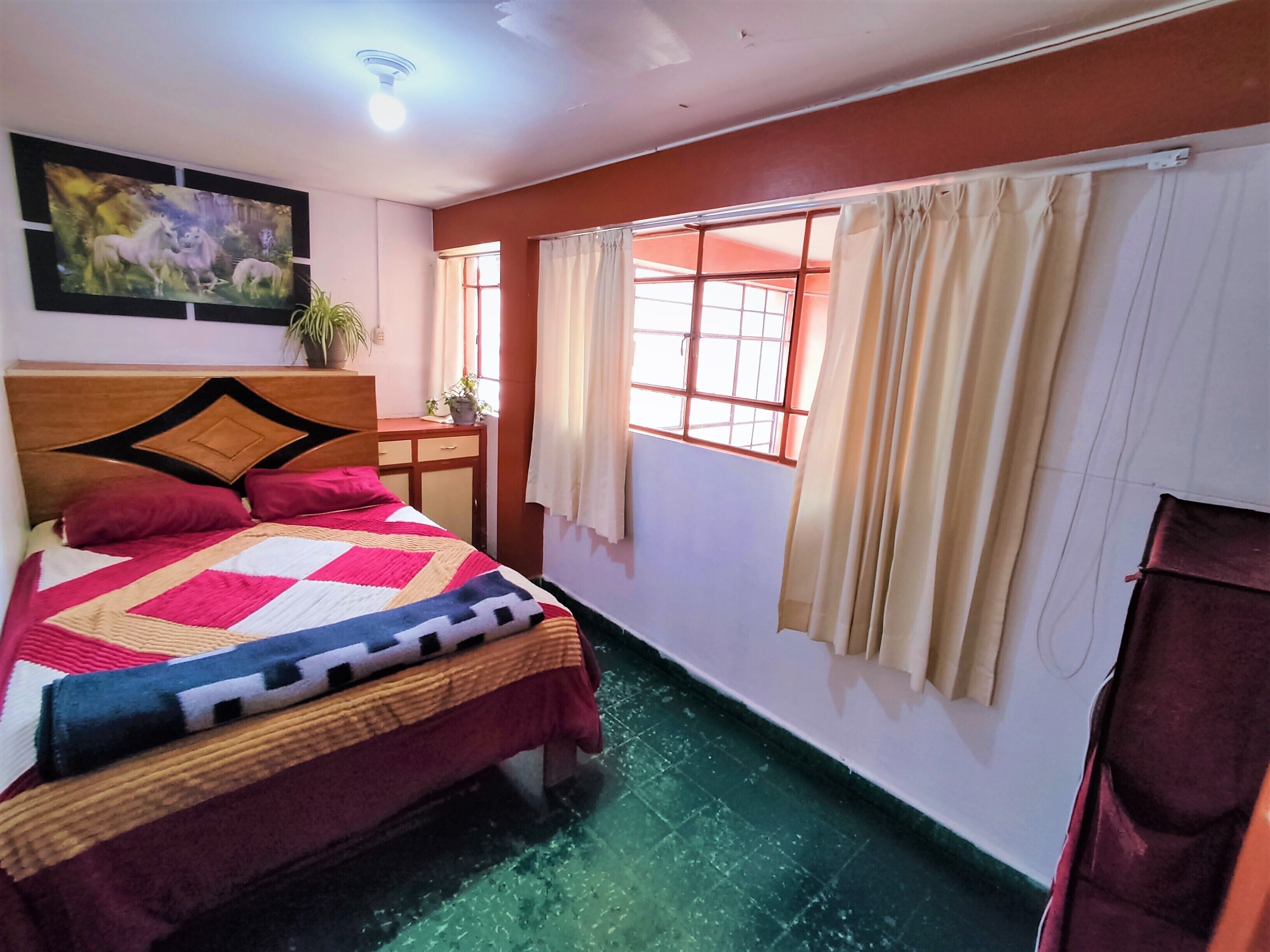 5 bedrooms, iron/ironing board, WiFi, bed sheets