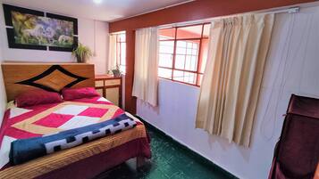 5 bedrooms, iron/ironing board, WiFi, bed sheets