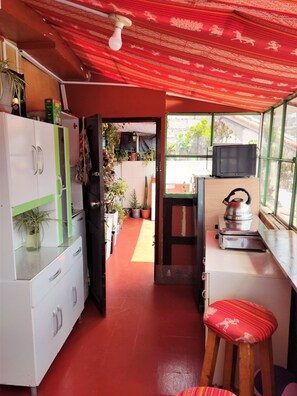 Coffee/tea maker, fridge, microwave, oven