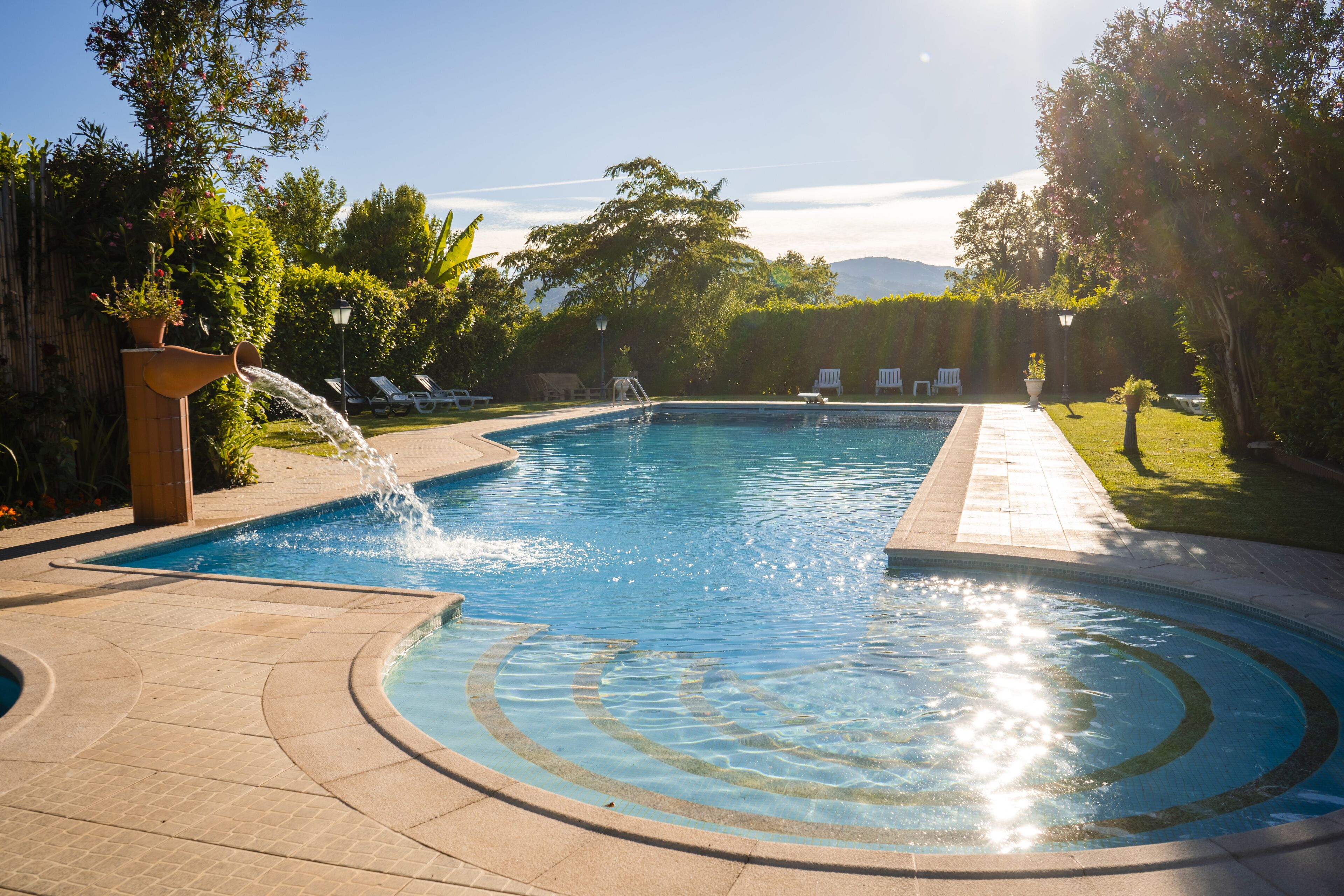Una piscina al aire libre