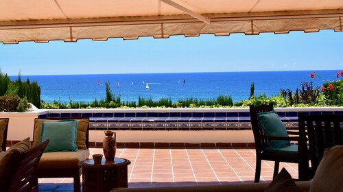 HOUSE IN FIRST LINE OF SEA 2 MINUTES BEACH WALKING