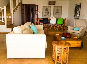 Televisión, chimenea y oficina