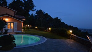 Une piscine avec une maison en arrière-plan.