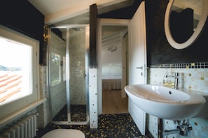 Douche, séchoir à cheveux, bidet, serviettes fournies