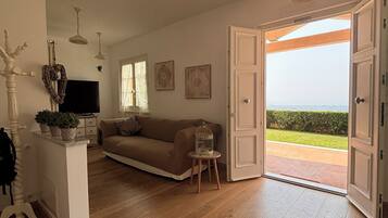 TV connectée, livres, espaces bureaux