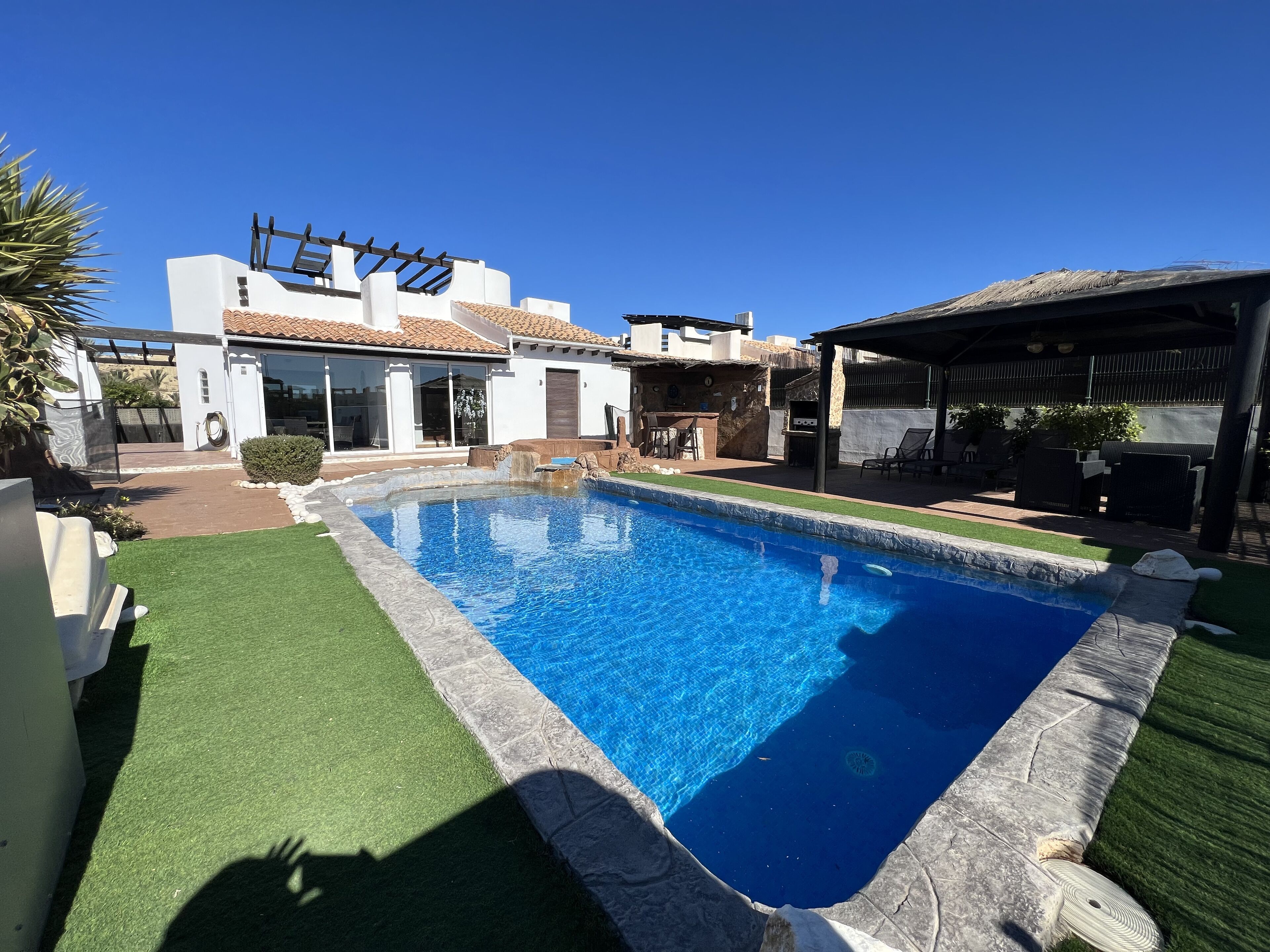 Una piscina al aire libre, una piscina climatizada