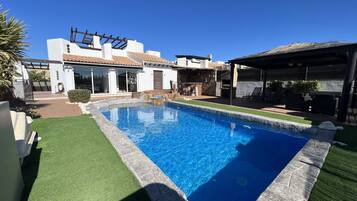 Una piscina al aire libre, una piscina climatizada