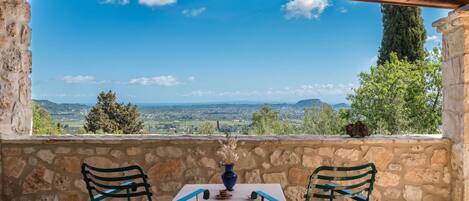 تناول الطعام بالخارج