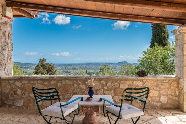 تناول الطعام بالخارج