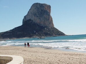 Plage, chaises longues