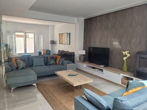 Fernseher, Kamin, Bücher, Stereoanlage