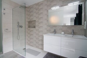 Combined shower/bathtub, hair dryer, towels, soap