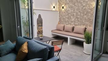 تلفزيون، مدفأة، كُتُب، ستيريو