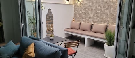 TV, fireplace, books, stereo