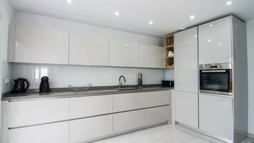 ثلاجة، ميكروويف، فرن، موقد طهي مسطح