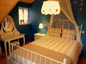 3 bedrooms, iron/ironing board, WiFi, bed sheets