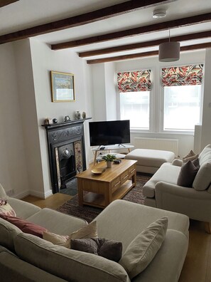 Smart TV, books - Charming 3BR Victorian Cottage in the historic town of Colnbrook, Berkshire (Colnbrook)