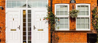 Charming 3BR Victorian Cottage in the historic town of Colnbrook, Berkshire