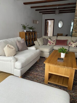 Smart TV, books - Charming 3BR Victorian Cottage in the historic town of Colnbrook, Berkshire (Colnbrook)