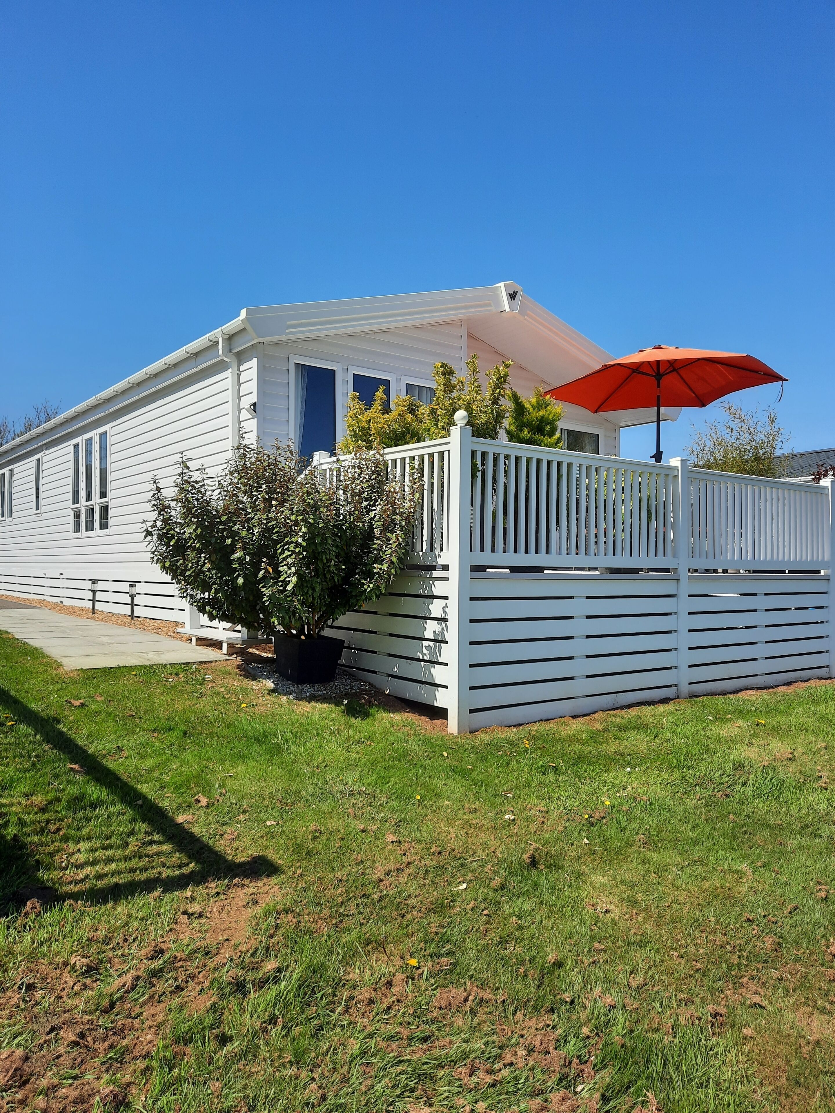 DEVON. DAWLISH WARREN. BEAUTIFUL LODGE ON POPULAR FAMILY HOLIDAY PARK.  