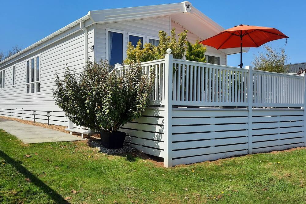 DEVON. DAWLISH WARREN. BEAUTIFUL LODGE ON POPULAR FAMILY HOLIDAY PARK.