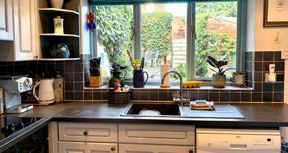 Unique Fisherman's Cottage Old Town Scarborough, private parking, enc garden.