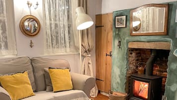 Smart-TV, Kamin, DVD-Player, Bücher