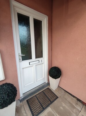 Exterior detail - Pebbles Superb Apartment/Woodland & Sea View/Short Walk Beach/Free Parking &WiFi (Saundersfoot)