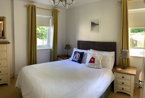 2 bedrooms, iron/ironing board, free WiFi, bed sheets - Pebbles Superb Apartment/Woodland & Sea View/Short Walk Beach/Free Parking &WiFi (Saundersfoot)