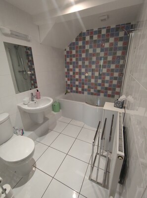 Combined shower/bathtub, hair dryer, soap, toilet paper - Pebbles Superb Apartment/Woodland & Sea View/Short Walk Beach/Free Parking &WiFi (Saundersfoot)