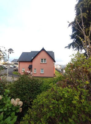 Exterior - Pebbles Superb Apartment/Woodland & Sea View/Short Walk Beach/Free Parking &WiFi (Saundersfoot)