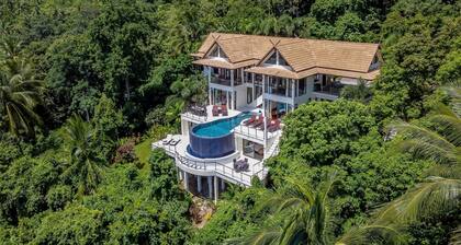 Palkittu huvila suurella yksityisellä uima-altaan reunalla uima-altaalla ja upealla merinäköalalla