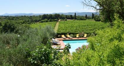 Villa with private pool, air conditioning, 4km from town, 30km Siena & Arezzo