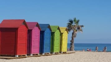 Vlak bij het strand, ligstoelen aan het strand