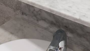 Een douche, een haardroger, een bidet, handdoeken
