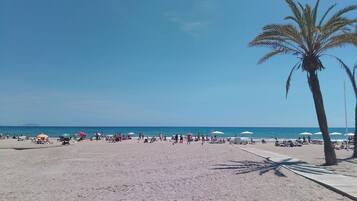 Vlak bij het strand, ligstoelen aan het strand